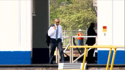 Obama habla con Castro y visita canal de Panamá