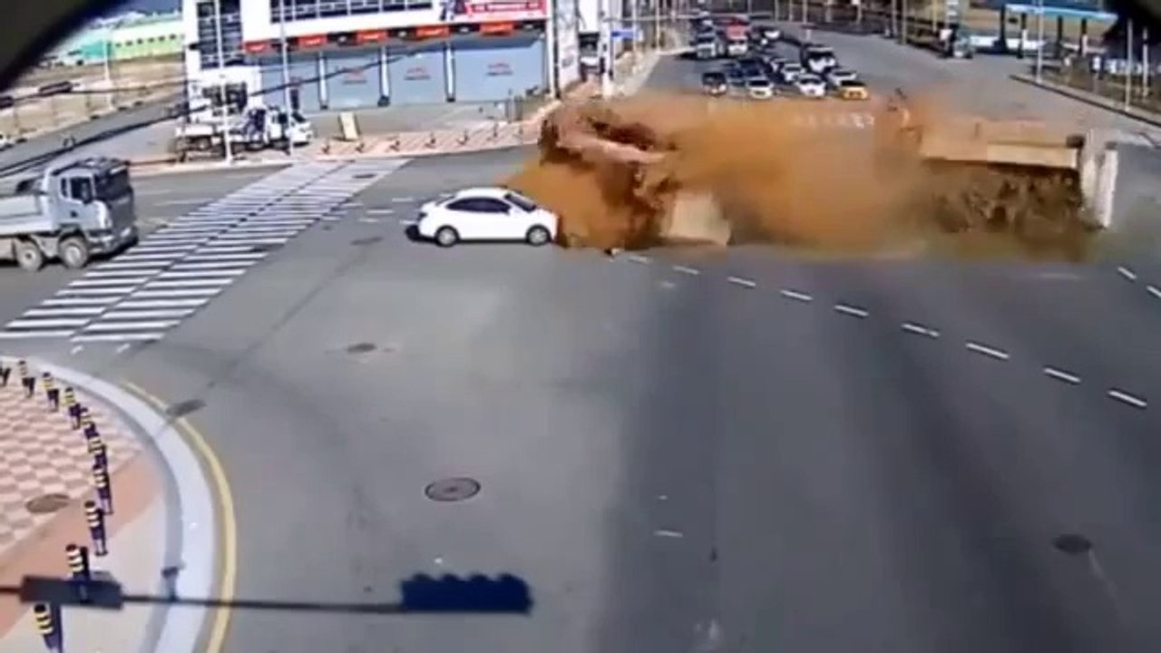 ДТП: при битве гигантов повезло легковушке- Самосвалы спешат на стройку или на свалку?