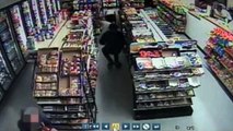 مقطع فيديو صورته كاميرا مراقبة يظهر القاتل إليوت رودجر وهو يطلق النار في متجر