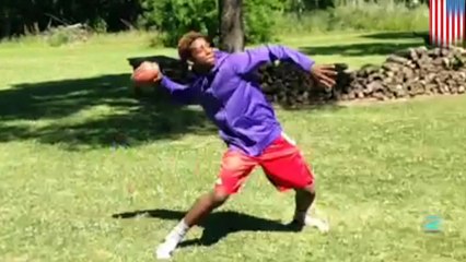 لاعب كرة قدم أمريكية يستطيع التقاط الكرة من تمريراته