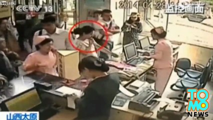 رجل يهاجم ممرضة رفضت معاملة زوجته بشكل خاص