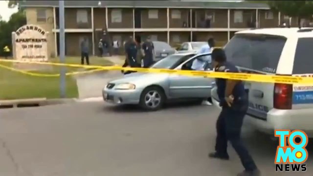 رجل ينطلق بسيارته نحو جمع من الناس في مسرح جريمة قتل