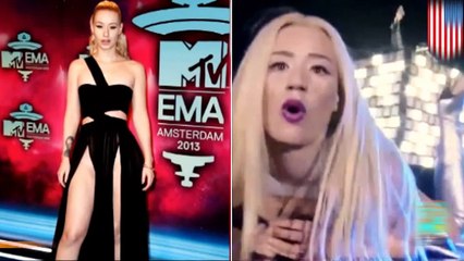 ايغي أزالي لا يحملها الجمهور بعد الآن بل يدخلون أصابعهم في مؤخرتها