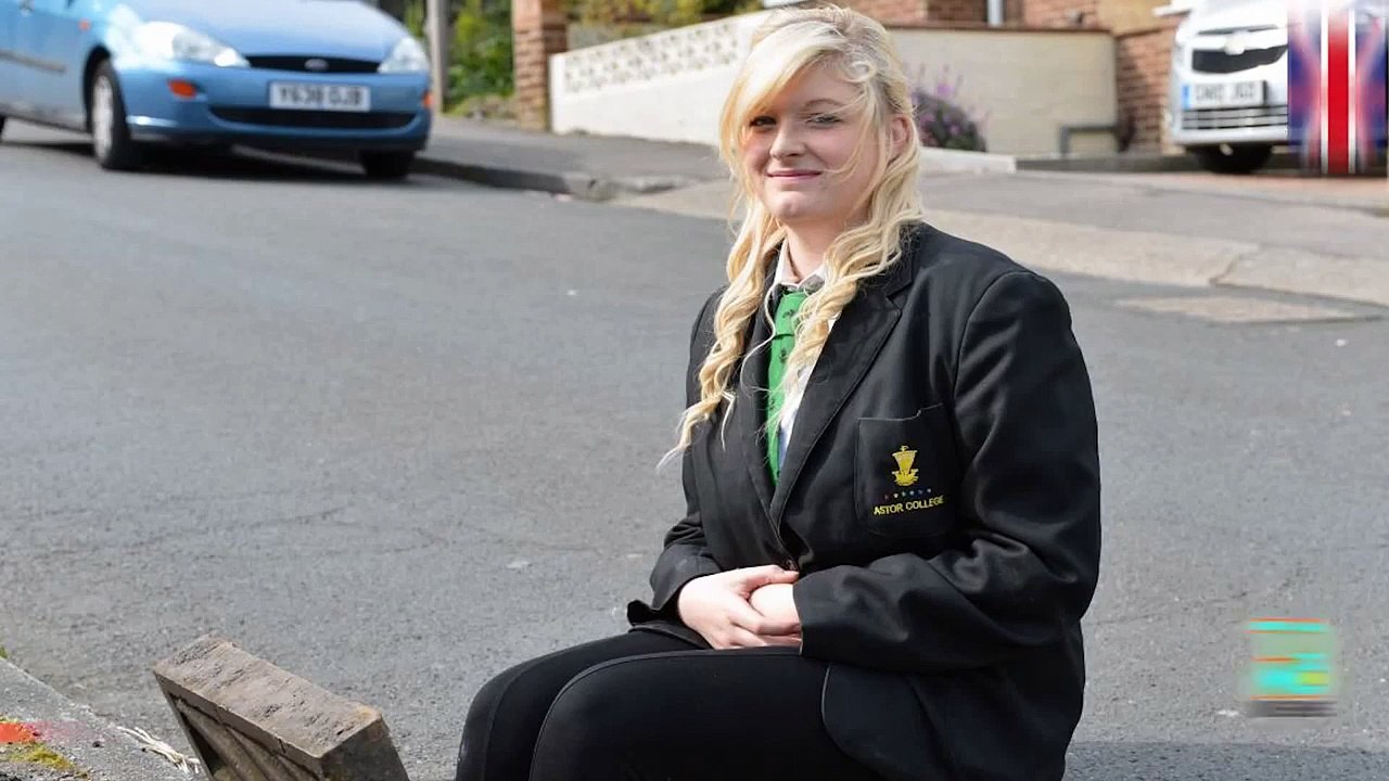 طالبة تعلق في المجاري لدى محاولتها جلب جوالها الآي فون