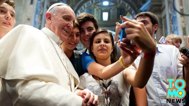 فتاً يقفز على تمثال القرن 21 لأخذ صورة فيكسره