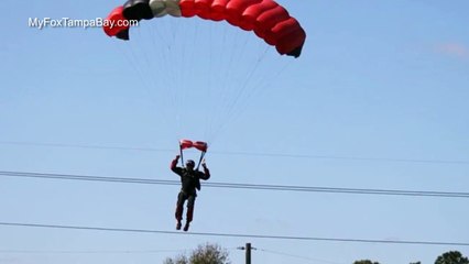 طائرة تصطدم بطيار مظلي