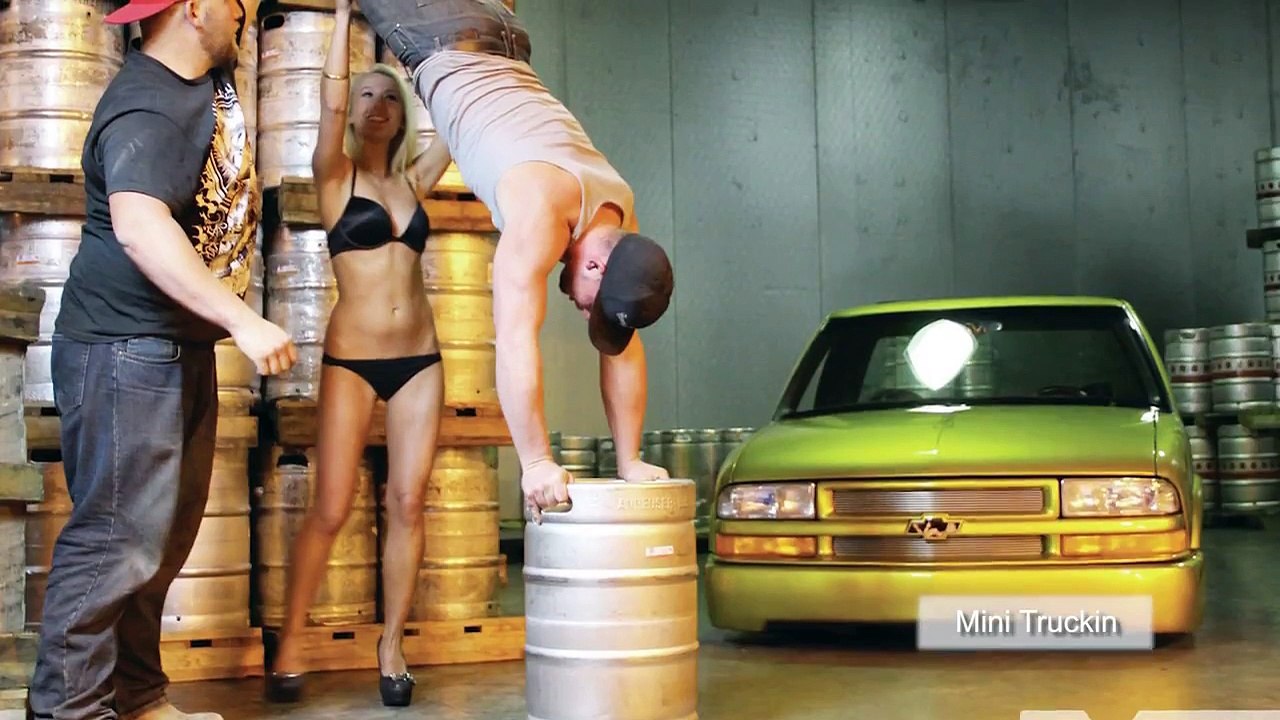 كلب يقف على يديه كان سبباً لسجن طالبان من جامعة ولاية نيويورك