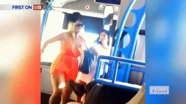 فتاتان تسرقان متجرا ثم يعتديان على رجل مسن في غولد كوست