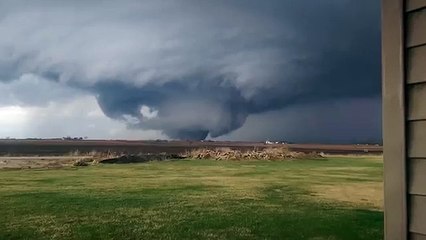 Huge Tornado That Hit Rochelle 4-9-15 at 5:50pm Just Before Grubsteakers Demolished