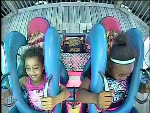2 petites filles en panique sur un manège bien violent : slingshot ride