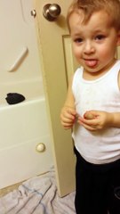 Un enfant fait un bisou à son poisson mort avant de le jeter dans les toilettes : émouvant!