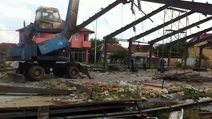 Dismantling of metal barn scrap - Demontimi i hangarit te vjeter te metalit