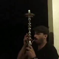 Ce qu'il fait avec sa CHICHA va vous faire MARRER !