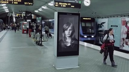 Cette Pub va Choquer tous les Voyageurs de cette Gare