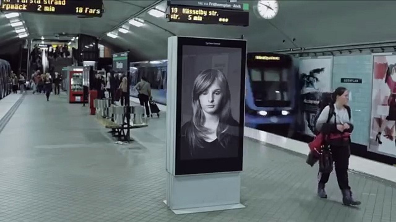 Cette Pub va Choquer tous les Voyageurs de cette Gare