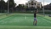 James Rodríguez se divierte jugando al tenis (VIDEO)