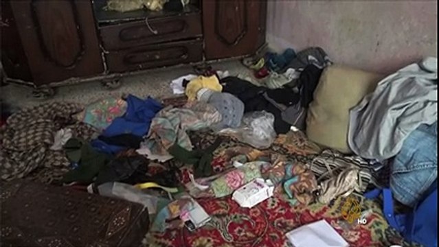 سوريون يعودون إلى منازلهم في إدلب بعد سيطرة المعارضة عليها ليجدوها نهبت من قبل جنود النظام