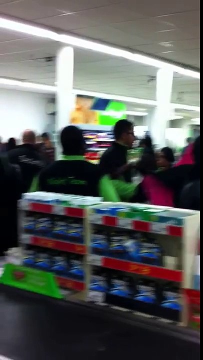 big fighting between black woman and somalian muslim woman in asda london 01