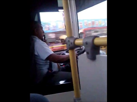 WhatsApp: chofer del Metropolitano maneja hablando por celular