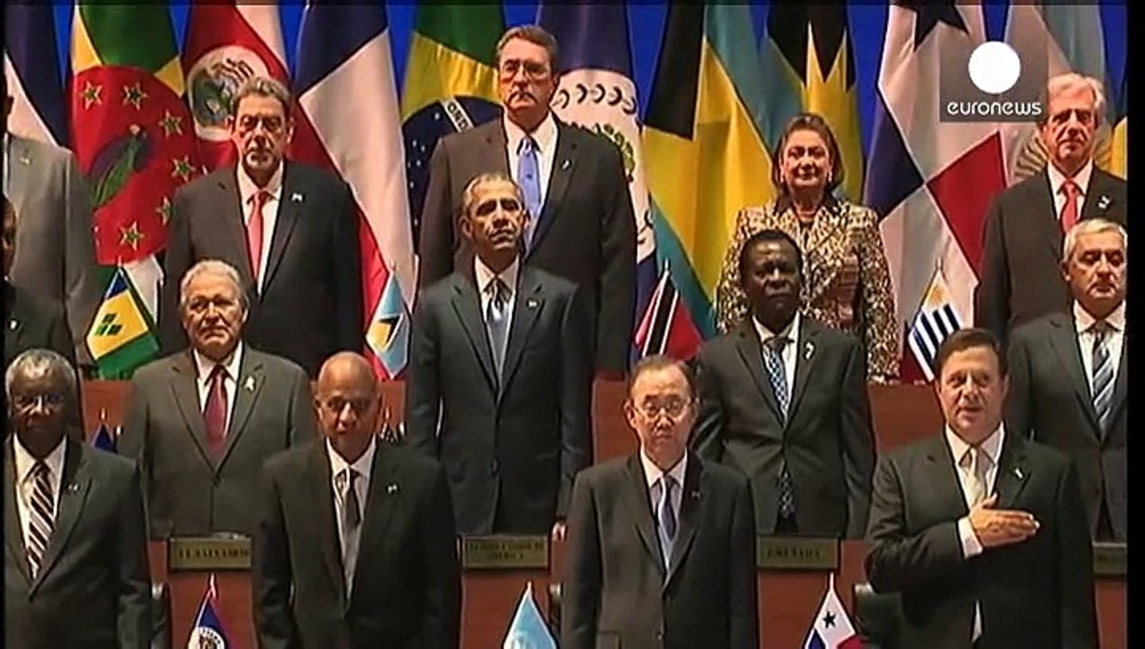 Poignée de main et bref échange entre Obama et Castro