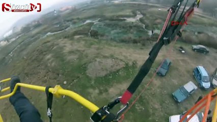 Paramotorla inerken otomobile böyle çarptı