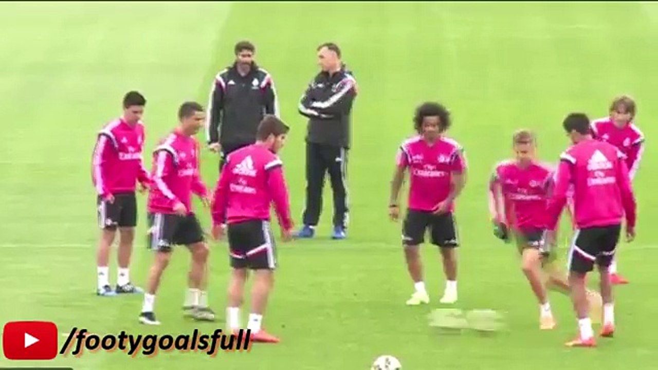 Cristiano Ronaldo with an amazing nutmeg in Rea...