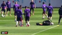 Neymar and Rafinha joking in Barcelona training 2015