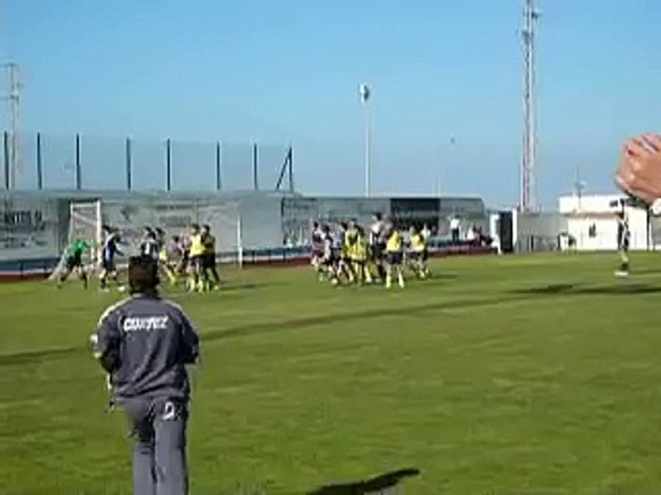 PELEA EN FUTBOL CADETE ( VEJER VS AD TIERNO GALVAN) CADIZ