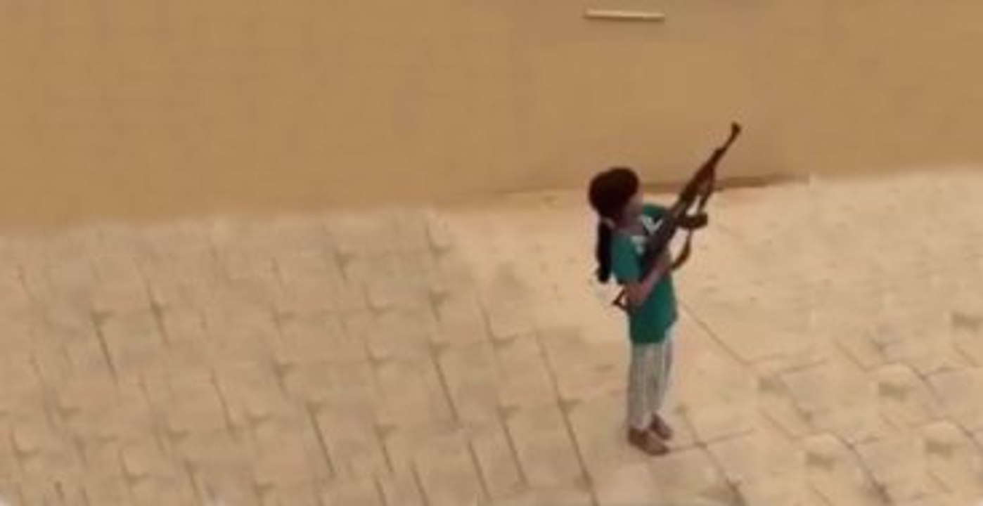 5 Yaşındaki Kız Ateş Ederken Babasını Vurdu
