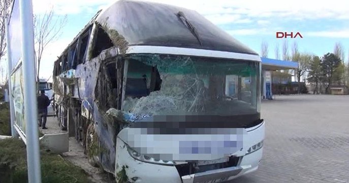 Yolcu otobüsü yan yattı: 21 yaralı