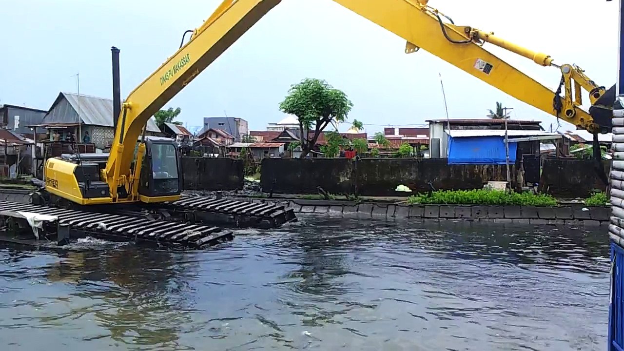 ULTRATREX FLOATING AMPHIBIOUS   EXCAVATOR SWAMP BACKHOE di MAKASSAR SULAWESI  (part 4)