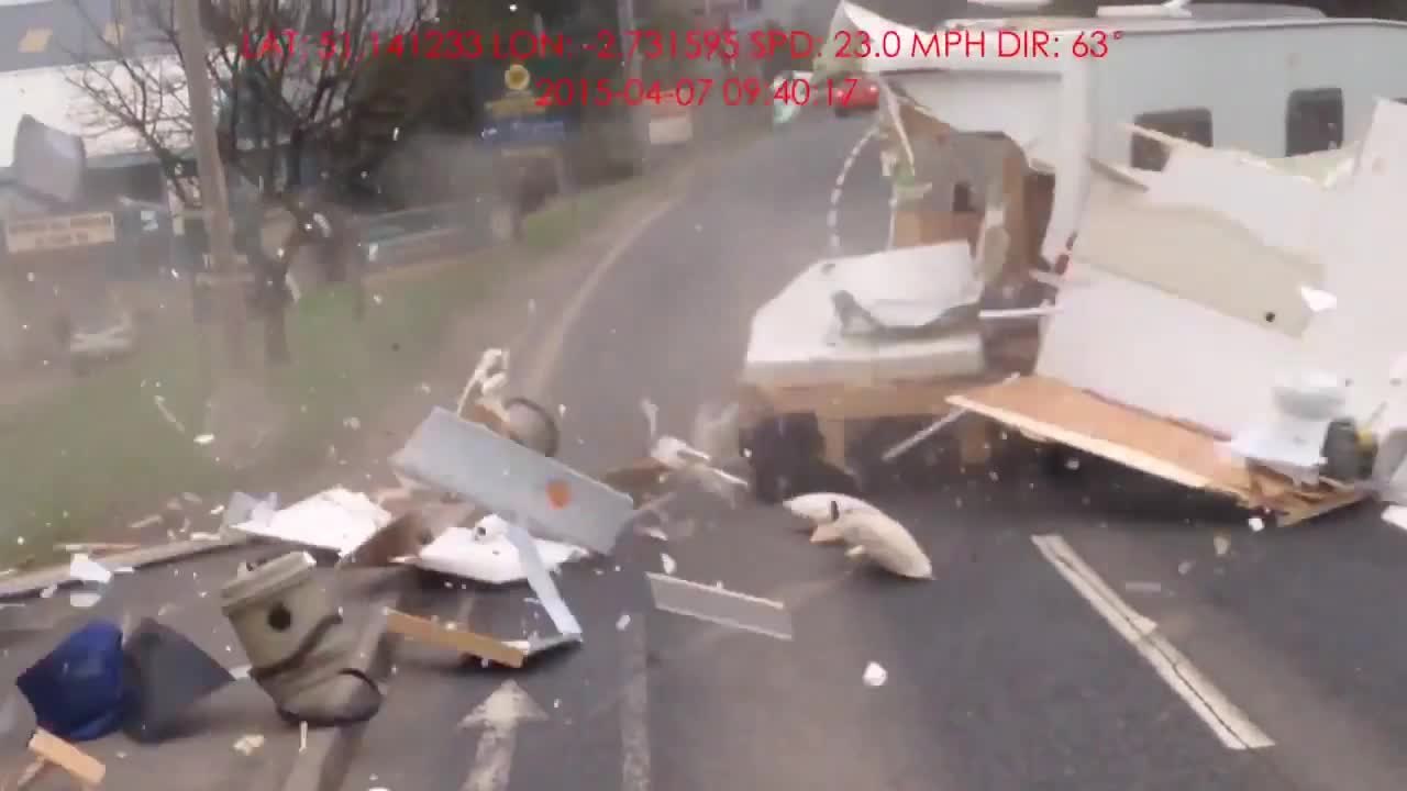 Quand on oublie qu'on tracte une caravane