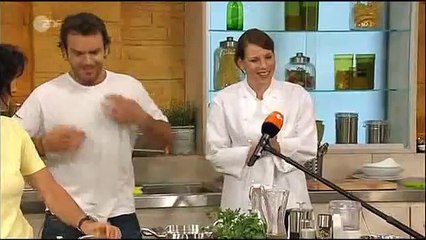 Steffen Henssler mit nacktem Oberkörper