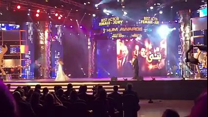 Saba Qamar crying while receiving her Best Actress Award  at HumAwards