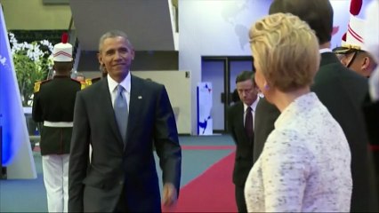 Poignée de mains symbolique entre Obama et Castro au Panama