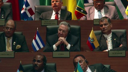 Panama: Obama et Castro se serrent la main