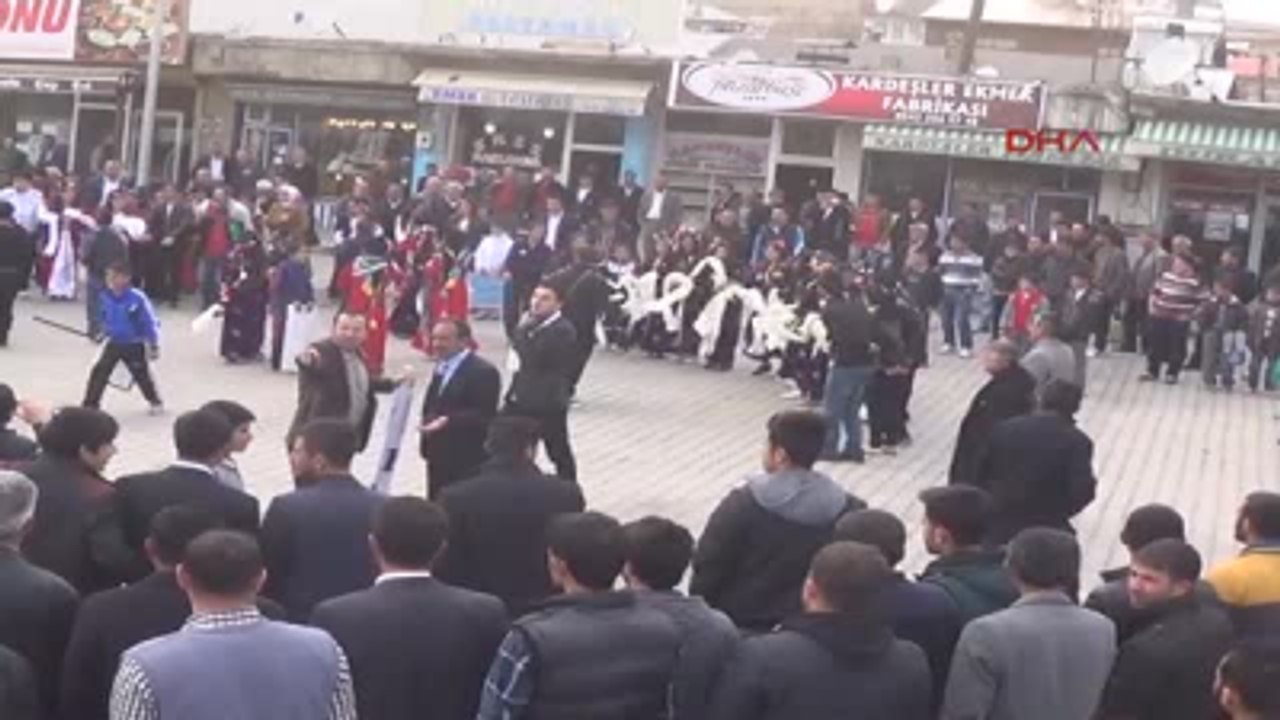 Bitlis Halk Oyunları Bölge Yarışması Renkli Görüntülerle Başladı