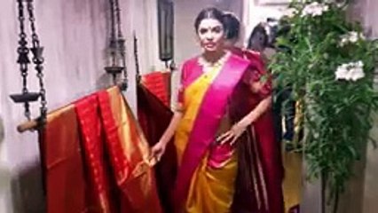 SARA LOREN @ LAUNCH OF RENOWNED VEDAA CONTEMPORARY WEAVES.mp4