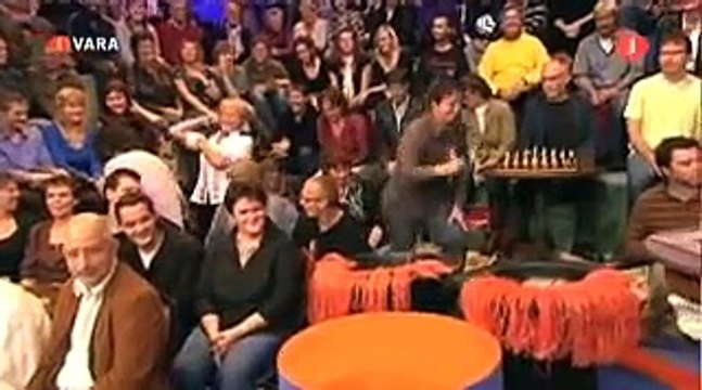 Mooi! Weer de Leeuw - Paul staat naakt model