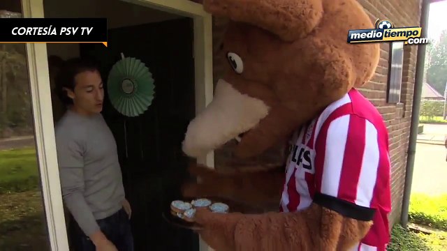 Mascota del PSV llevó regalos a Guardado