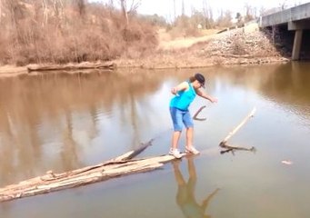 Küçük Kız Hedefe Ulaşmak İsterken Fena Düştü