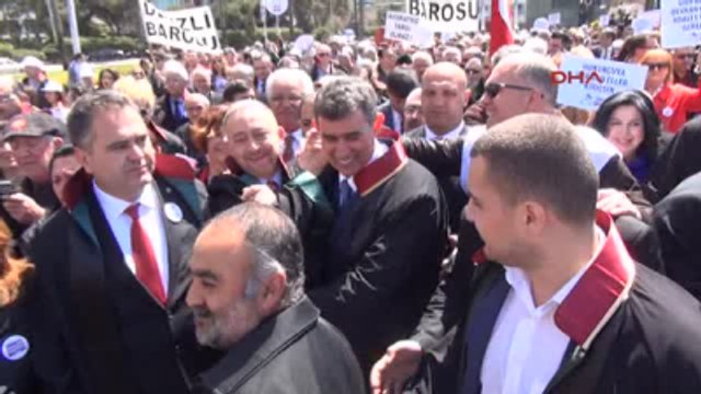 İzmir Avukatlardan, İzmir'de Cüppeli Miting Ek Görüntüizmir Avukatlardan, İzmir'de Cüppeli Miting...