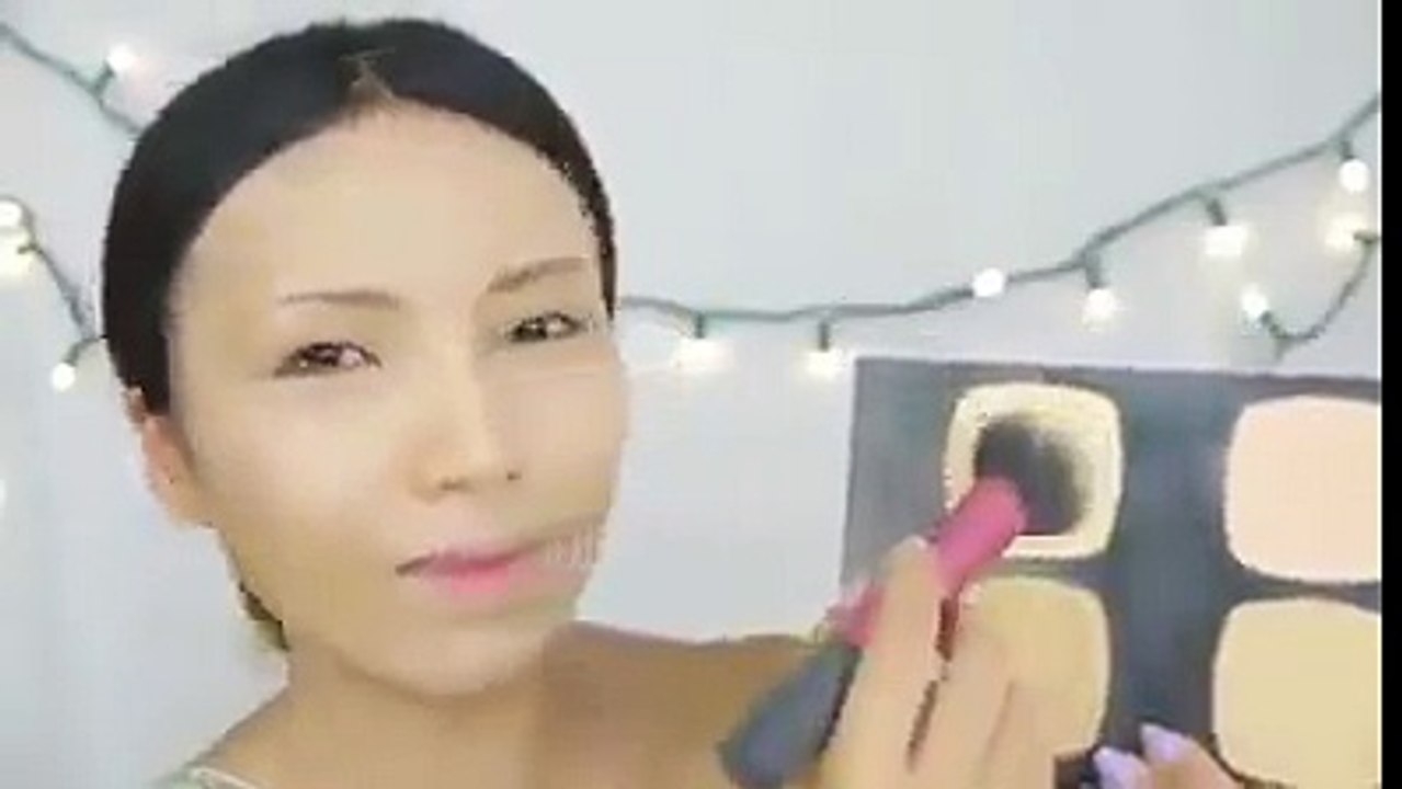 Une chinoise devient arabe avec quelques coups de maquillage