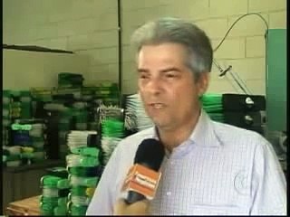 Reciclaje de botellas PET para la fabricacion de escobas.flv