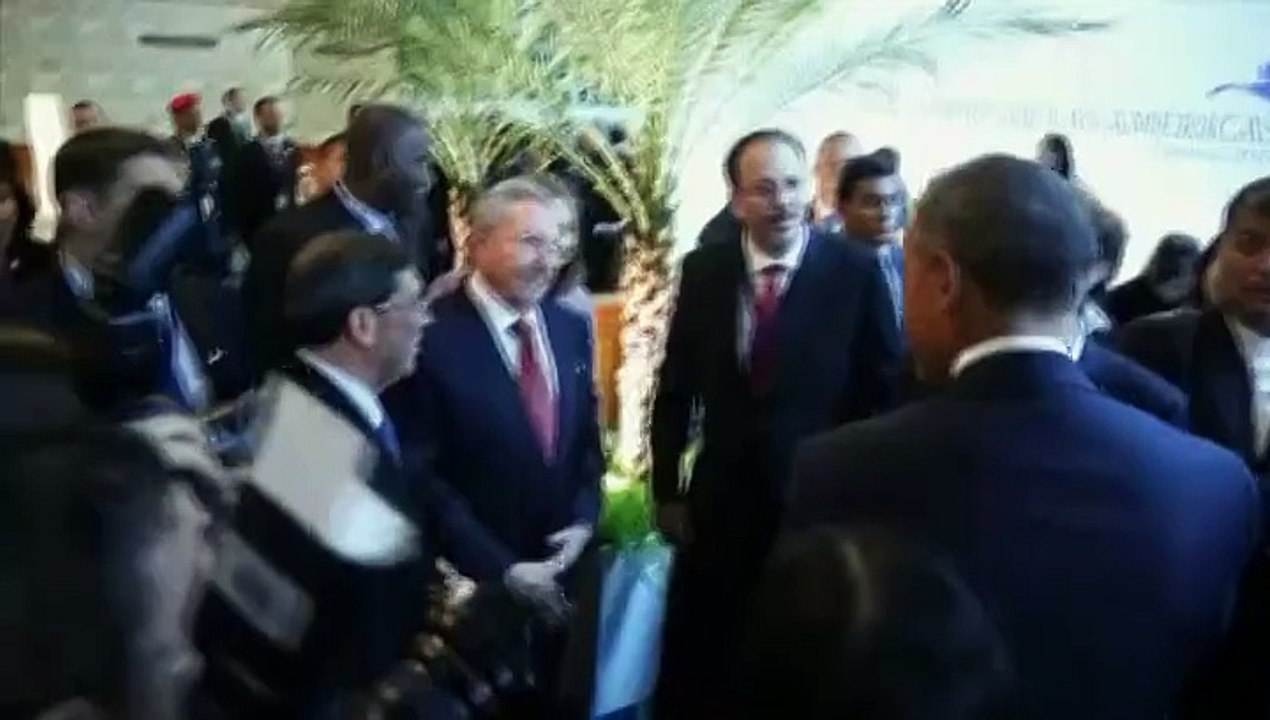 Poignée de main historique entre Barack Obama et le leader cubain Raul Castro
