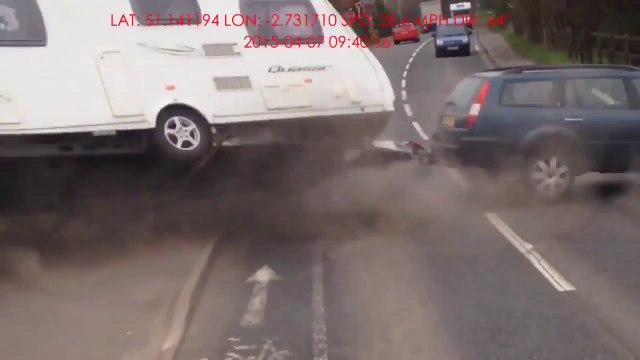 Dumb Driver tries dangerous overtake and completely destroys his caravan : FAIL!