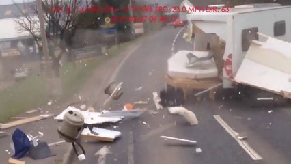 Un conducteur double un camion et explose sa caravane!