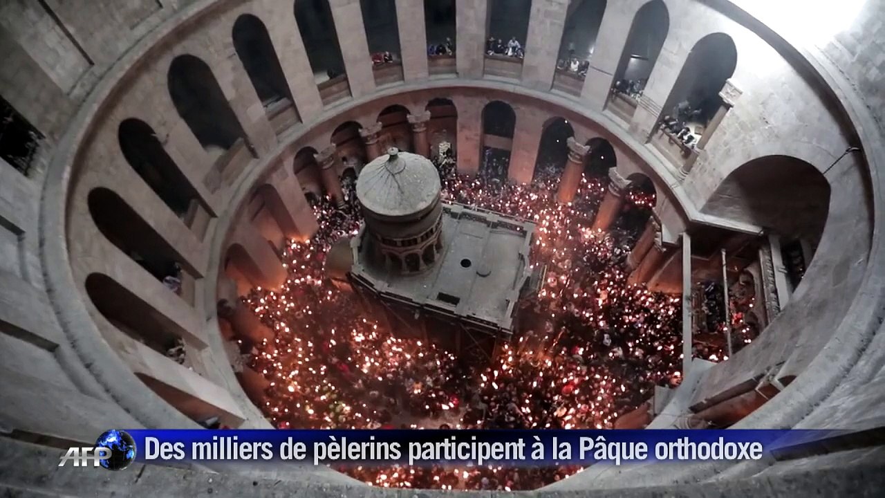 Des pèlerins chrétiens orthodoxes célèbrent la cérémonie du "feu sacré" à Jérusalem