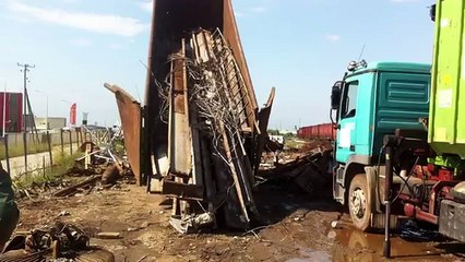 Depletion of scrap container truck bunker- Zbrazja e skrapit nga kamioni kontenjer bunker