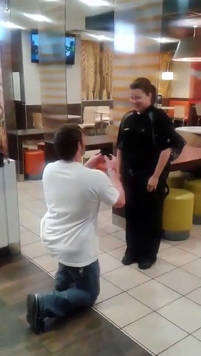 Faire sa demande en mariage à McDonalds! Ca c'est de l'Amour...